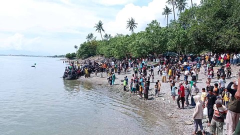 Ratusan Warga Mandi Safar di Pantai Tumbelaka Palu