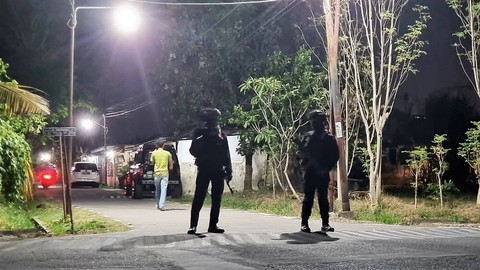 polisi-amankan-paket-warna-coklat-usai-ledakan-di-asrama-polri-sukoharjo