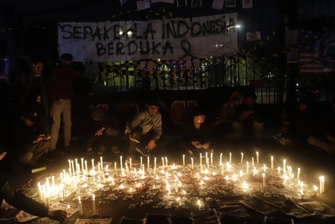 Foto: Aksi Lilin Solidaritas Suporter Indonesia untuk Kejadian di Kanjuruhan