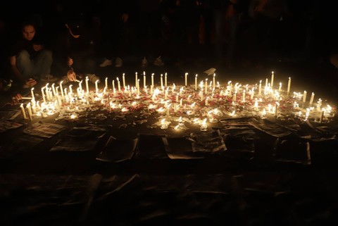 Aksi 1000 Lilin & Doa dari Suporter PSM Makassar untuk Tragedi di Kanjuruhan