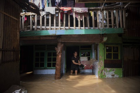 Foto: Warga Cawang Mulai Bersih-Bersih Lumpur Usai Banjir Surut