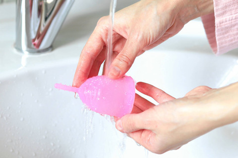 Bolehkah Ibu dengan IUD Pakai Menstrual Cup saat Haid?