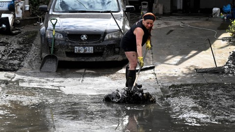 Foto: Warga Bersih-bersih Rumah usai Banjir Bandang Melanda Australia