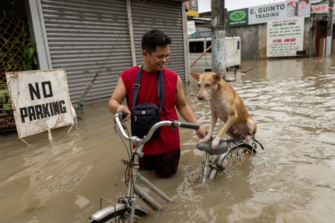 Foto: Aktivitas Warga di Filipina Usai Diterjang Badai Tropis Nalgae