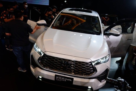 All New Toyota Kijang Innova Zenix Jadi Mobil Hybrid Termurah Saat Ini