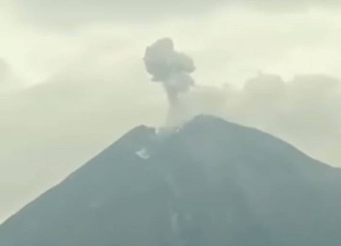 Gunung Semeru Semburkan Awan Panas Setinggi 500 Meter, Status Siaga