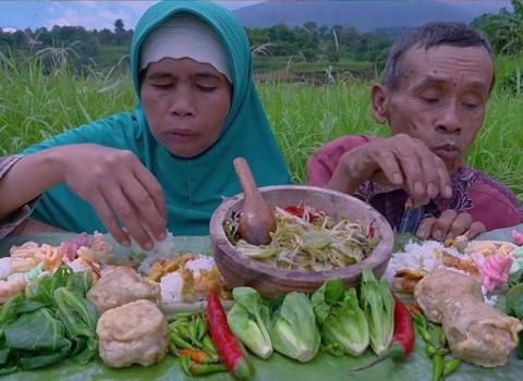 Viral! Food Vlogger Ini Mukbang dengan Nuansa Sunda Bikin Auto Kangen Keluarga
