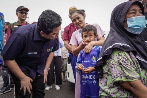 Foto: Erick Thohir Tinjau Posko Bencana Satgas BUMN di Cianjur