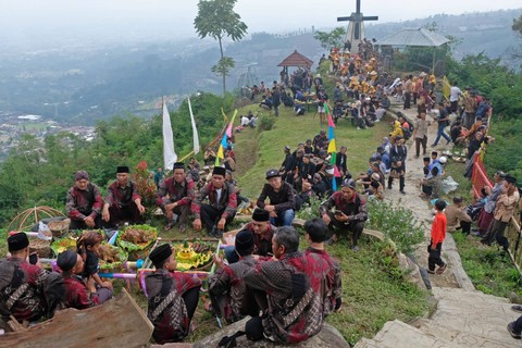 Foto: Warga di Temanggung Gelar Tradisi Merti Desa Petarangan