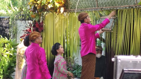 FOTO: Presiden Jokowi Pasang Bleketepe Mengawali Proses Siraman Kaesang di Solo