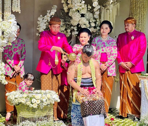 Tangis Bahagia Keluarga Jokowi di Siraman Kaesang