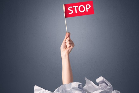 tunjuk.id - Red Flag Artinya Pertanda Bahaya dalam Sebuah Hubungan