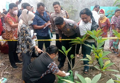 Warga Semarang Temukan Jasad Bayi Terbungkus Kresek di Kuburan