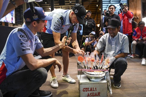 Foto: Dua Pebalap Gresini Racing MotoGP Jajan Gulali di Jakarta