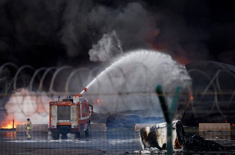 Foto: Pemadaman Kebakaran di Pelabuhan Iskenderun, Turki