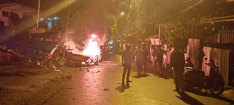 Bentrok di Ambon: Orang Dibacok, Motor dan Kios Dibakar