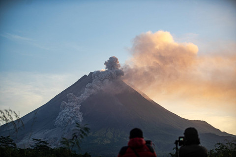 Gunung Merapi Luncurkan Awan Panas Guguran 2 Km Pagi Ini