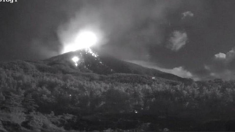 Gunung Karangetang Erupsi, Lava Pijar Mengalir hingga 1 Km dari Kawah