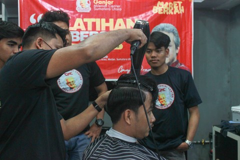 Ganjar Milenial Center Sumut Gelar Kegiatan Pelatihan Barbershop di Medan