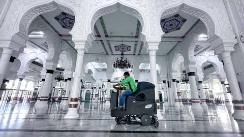 foto-persiapan-tarawih-bersih-bersih-di-masjid-raya-baiturrahman-aceh