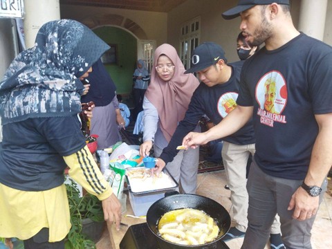 ganjar-milenial-kalteng-latih-masyarakat-kotawaringin-timur-membuat-kue-curos