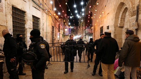 Rebut Senjata Polisi Israel di Masjid Al-Aqsa, Seorang Pemuda Ditembak Mati