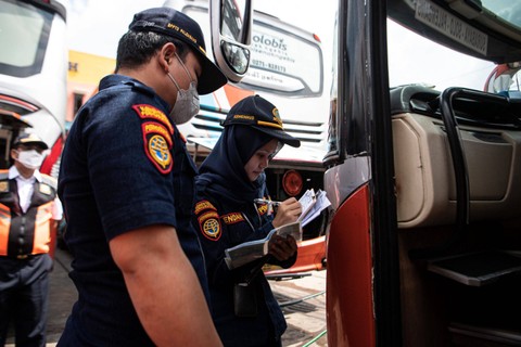 Foto: Pengecekan Kondisi Bus Jelang Mudik Lebaran Idul Fitri 1444 H di Palembang