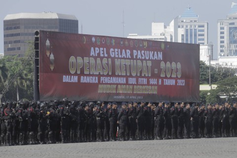 Foto: Polri Gelar Apel Pasukan Operasi Ketupat 2023 di Monas