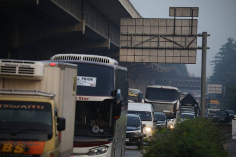 Macet di Tol Japek Arah Jakarta KM 65-KM 47, Contraflow Diberlakukan