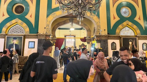 Libur Lebaran, Pengunjung Padati Istana Maimun Medan
