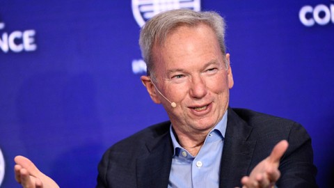 Eks CEO Google, Eric Schmidt, Diledek Mahasiswa saat Bahas AI di Wisuda