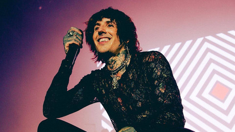 Vokalis BMTH Oliver Sykes Jadi Ayah, Dikaruniai Anak Kembar
