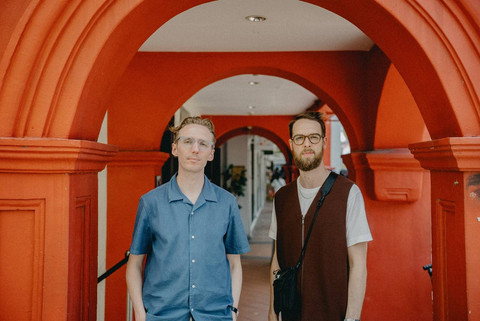 HONNE Kolaborasi dengan NIKI Bawakan Location Unknown di Album Baru