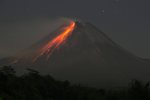 Gunung Merapi Kembali Luncurkan Guguran Awan Panas Sejauh 1,8 Kilometer