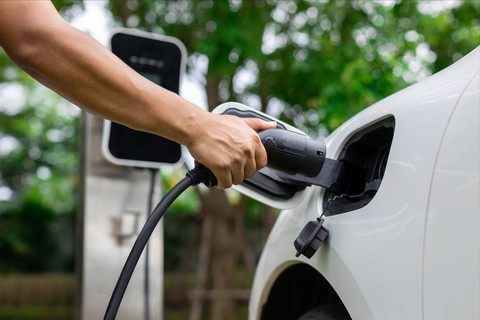 Tekan Biaya-Emisi, Emiten MDLA Gunakan Kendaraan Listrik untuk Operasional
