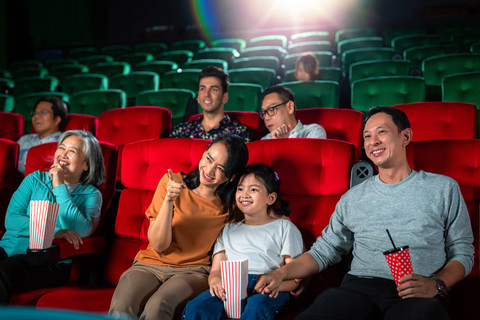 Kapan Usia yang Tepat Mengajak Anak ke Bioskop?