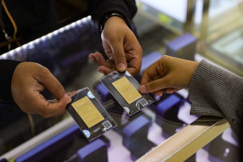 Cetak Rekor Baru, Harga Emas Antam dan Galeri24 Kini Rp 2,4 Juta per Gram