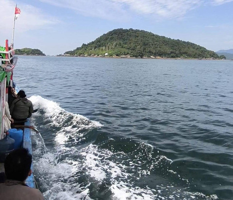 Menikmati Keindahan Alam dan Aktivitas Nelayan di Pulau Penata Kecil Bengkayang
