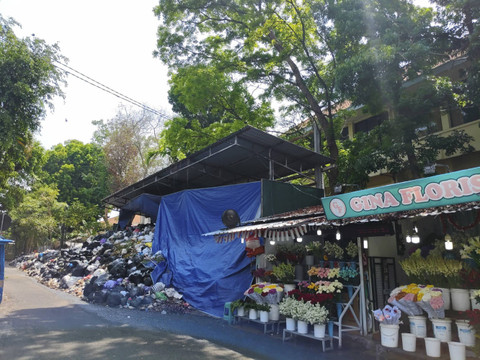 Cerita Penjual Bunga Omzet Toko Layu Tersapu Bau Gunung Sampah di Kotabaru, DIY