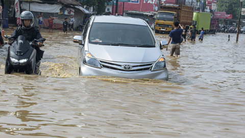 Tips Aman Mobil Terjang Banjir Agar Terhindar Water Hammer