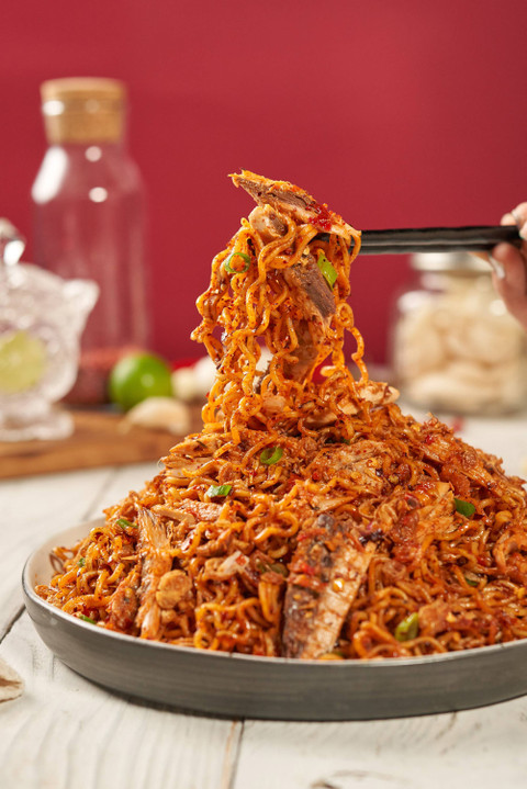 Mi Instan Baru Rasa Oseng Mercon Pedas Pakai Topping Ikan Cakalang Asli