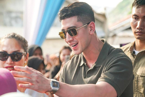 Verrell Bramasta Diserbu Penggemar saat Liburan di Singapura, Dicium dan Dicakar