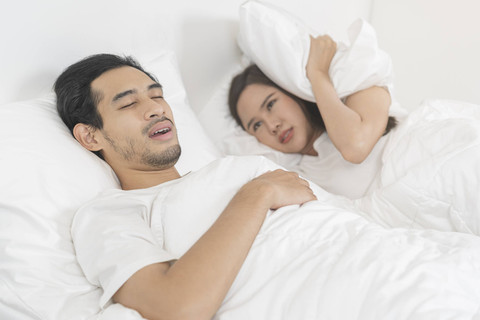 Sering Mendengkur atau Sakit Leher? Hindari Tidur Telentang!