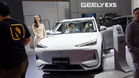 Geely Stop Ekspansi Pabrik Baru, Over Kapasitas Produksi EV