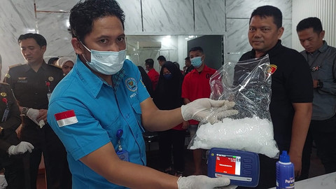 Polda Kalbar Musnahkan 1 Kg Sabu, Sepasang Suami Istri Ditangkap