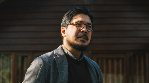 Bilal Indrajaya Selipkan Kenangan tentang Ade Paloh lewat EP Dua Dunia
