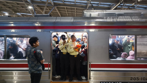 Perjalanan KRL Arah Bekasi Terganggu Imbas Perbaikan Lokomotif KA Gajayana
