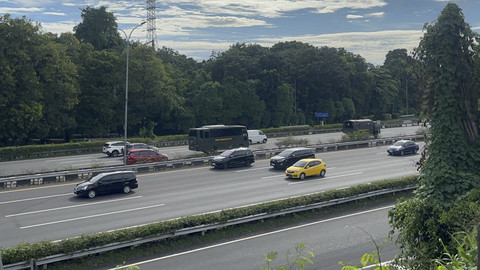Mobil Dilempar Batu saat Melintas di Tol Jagorawi, Kaca Depan Pecah
