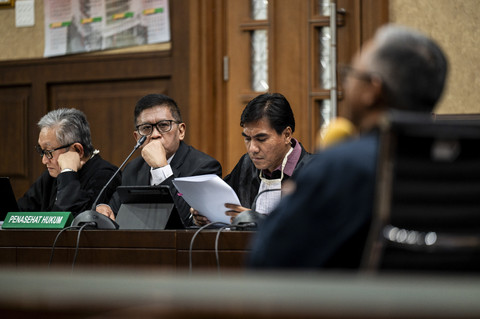 Hasto Cecar Penyelidik KPK: Punya Fakta Penenggelaman HP Adalah Perintah Saya?