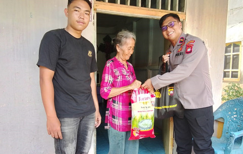 Polsek Nanga Mahap Berikan Bantuan Sembako kepada Lansia